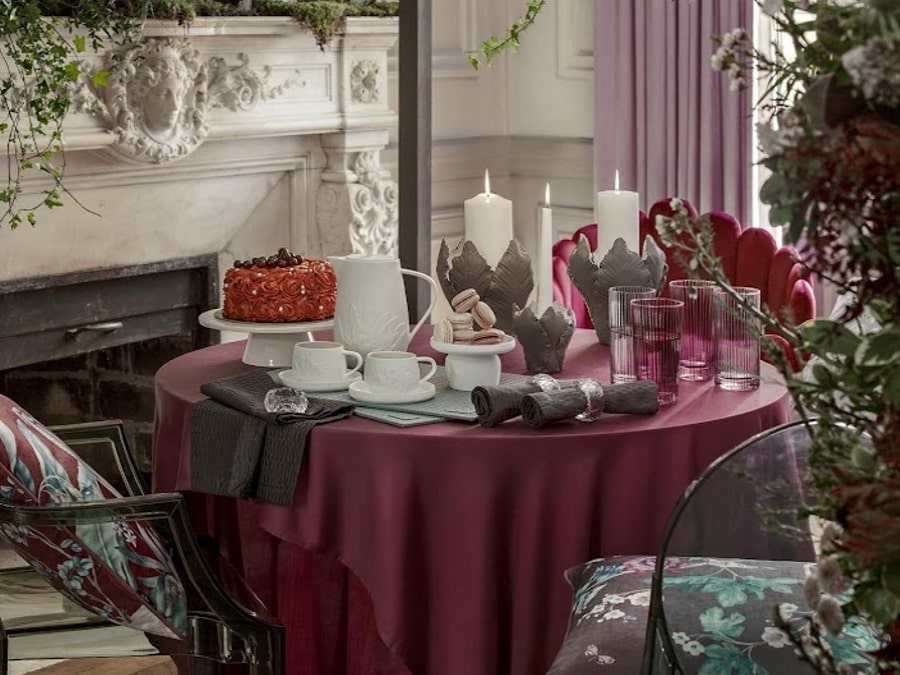 круглый стол со скатертью в интерьере гостиной фото